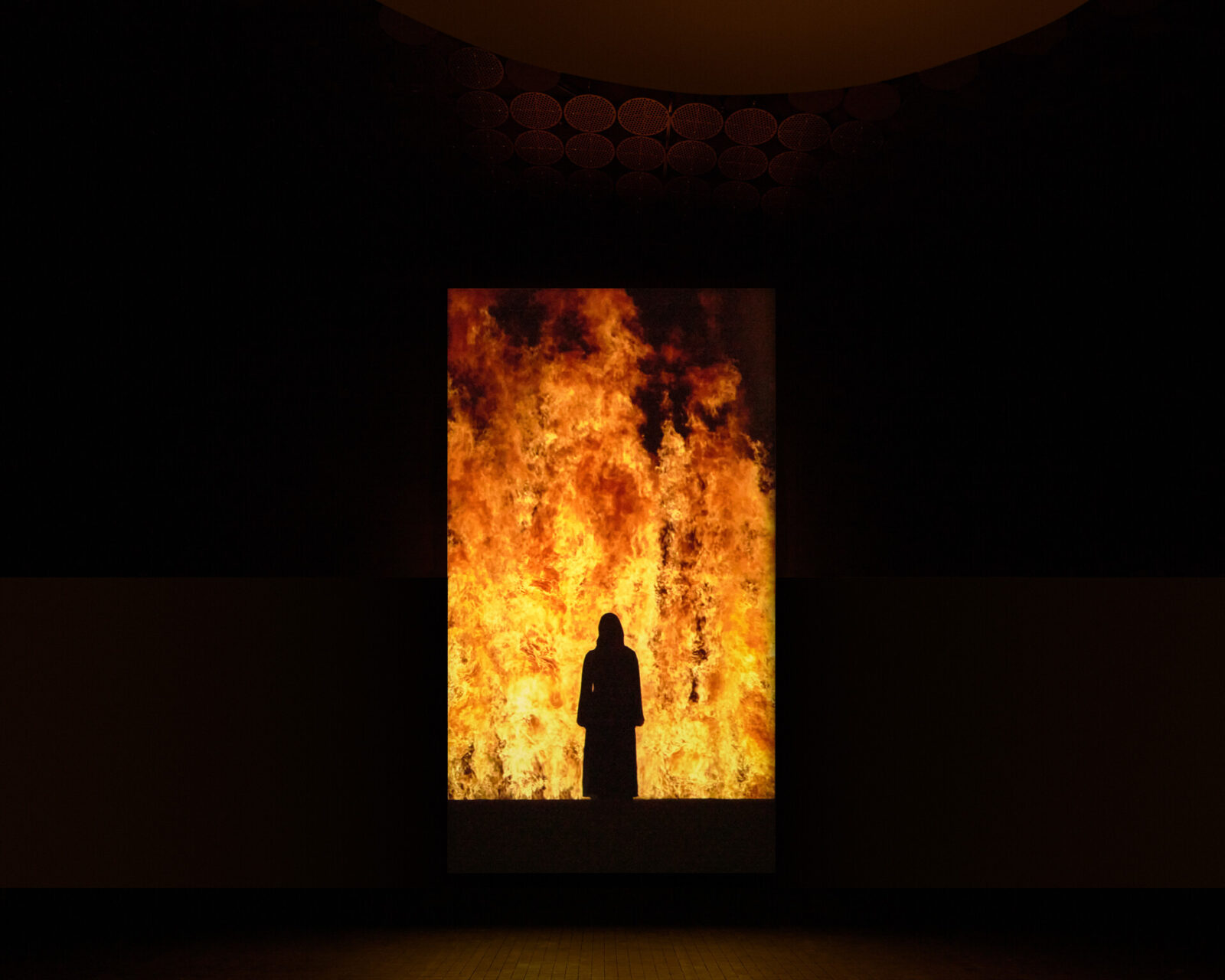 Bill Viola Fire Woman, 2005 Video/sound installation Kuva/Photo/Bild: Tuomas Uusheimo / Amos Rex