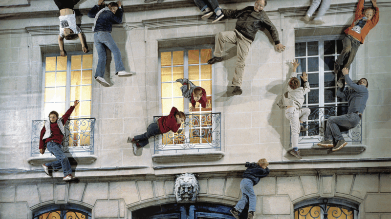 I Leandro Erlichs verk Bâtiment ser människor ut att hänga från husväggen.