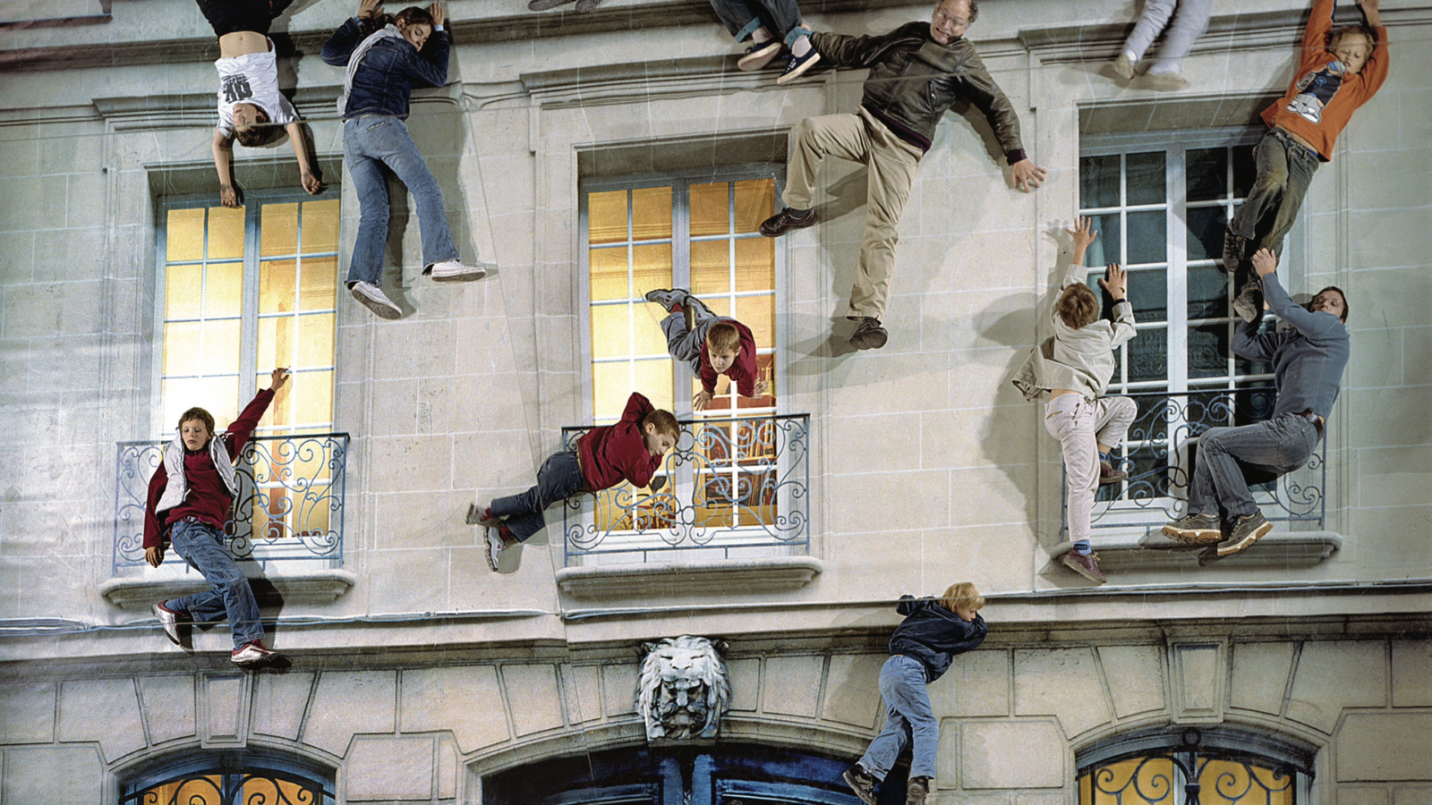 Museovieraita Leandro Erlichin Bâtiment-teoksessa. Näyttää siltä, kuin ihmiset roikkuisivat talon seinältä.