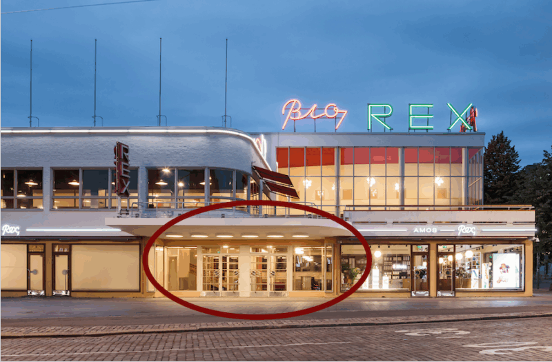 Amos Rexin sisäänkäynti Mannerheimintieltä katsottuna. Sisäänkäynnin yläpuolella on Bio Rexin lämpiö ja terassi.