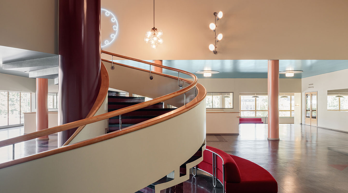 The spacious upper lobby of Bio Rex. The lobby has toilets and benches.