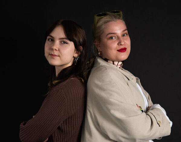 Photo of the artist.