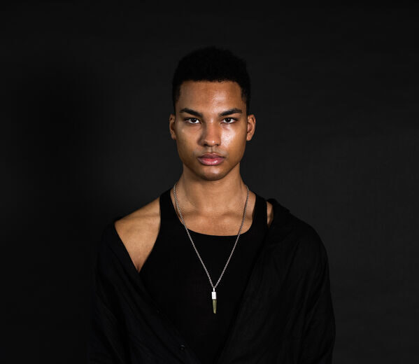 Photo of the artist.