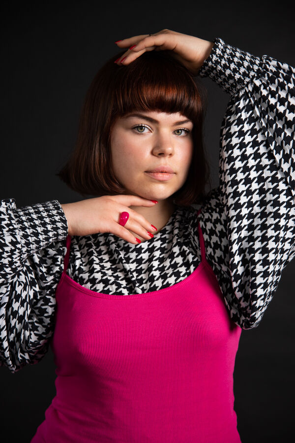 Photo of the artist.