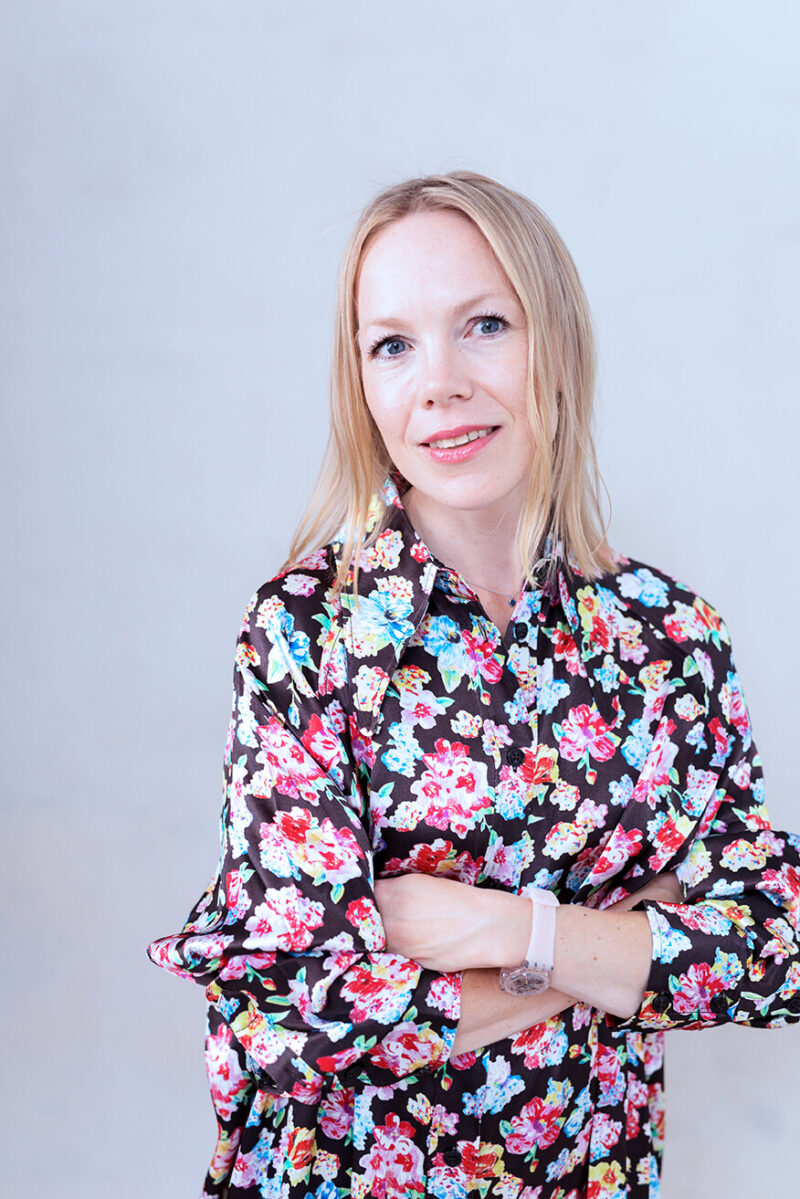 Artist Josefina Nelimarkka is posing for the camera.