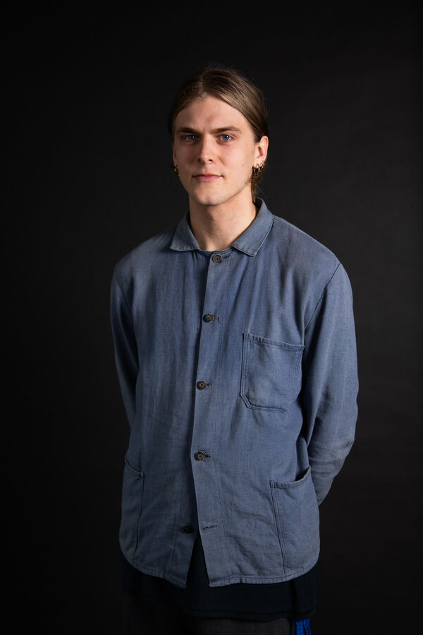 Photo of the artist.