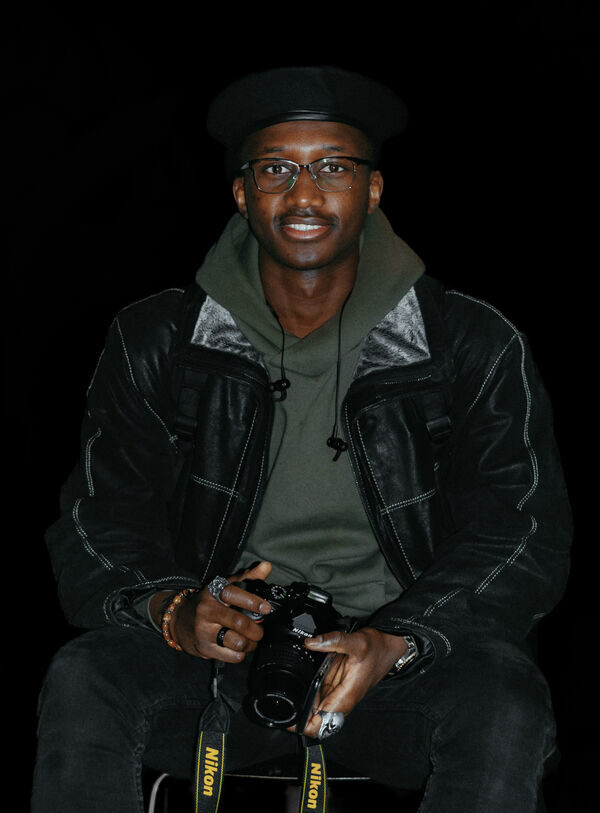 Photo of the artist.