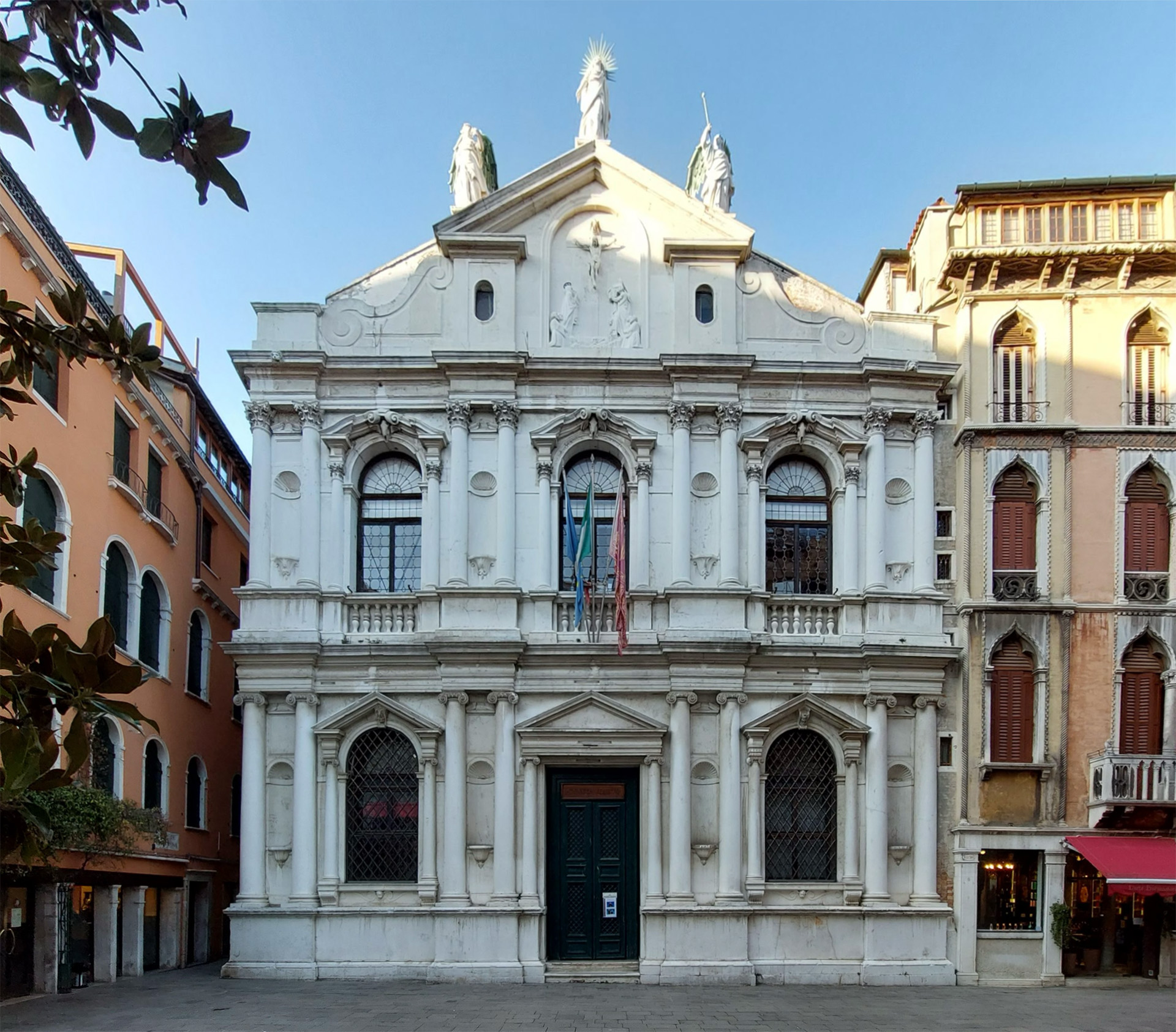 Kuvassa on venetsialainen valkea palatsi.