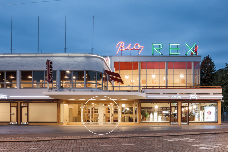 Amos Rexin sisäänkäynti Mannerheimintieltä katsottuna. Sisäänkäynnin yläpuolella on Bio Rexin lämpiö ja terassi.