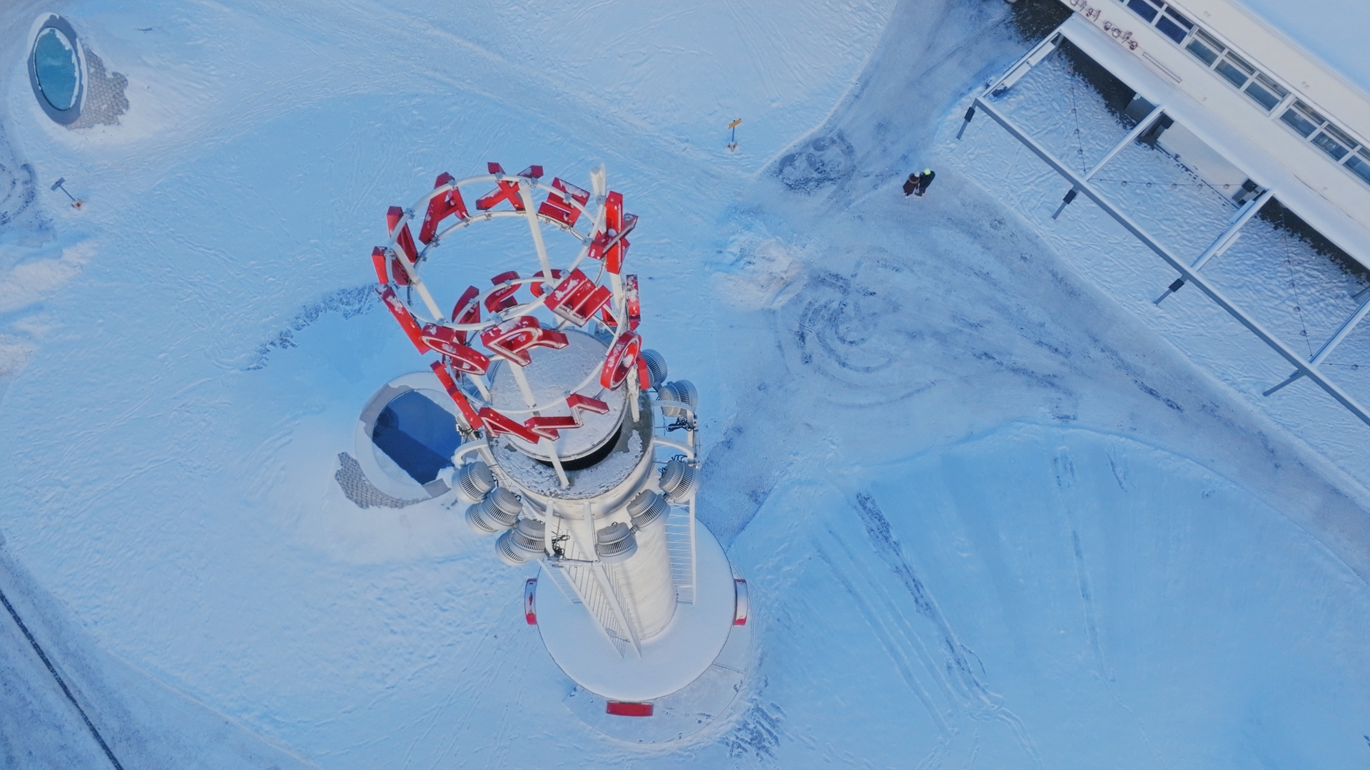 Vinterlandskap vid museet med ett neonljustorn.