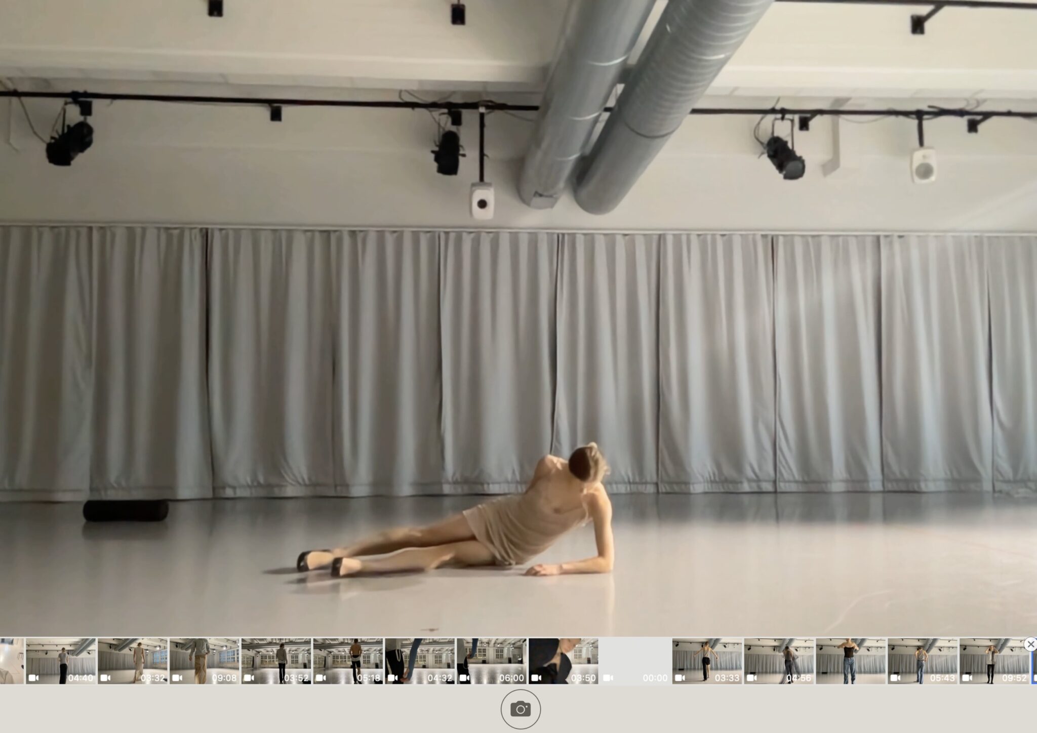 Aura Tiira i hudfärgad outfit på dansstudiogolvet. Skärmdumpen visar små bilder från olika skeden av föreställningen.