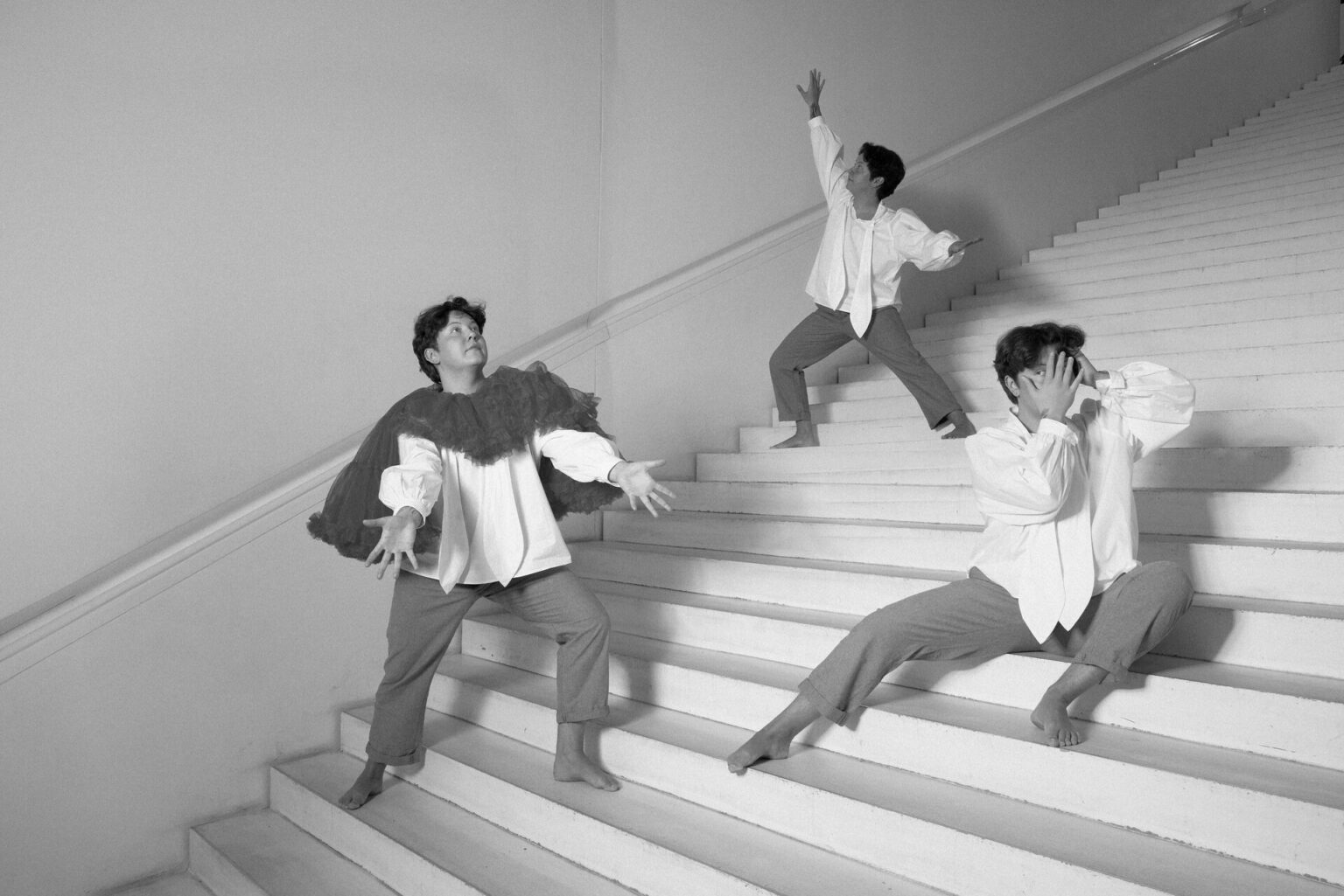 Leo Terävä uppträder i Amos Rex vita trappuppgång. Terävä syns på bilden i tre olika rörelser.