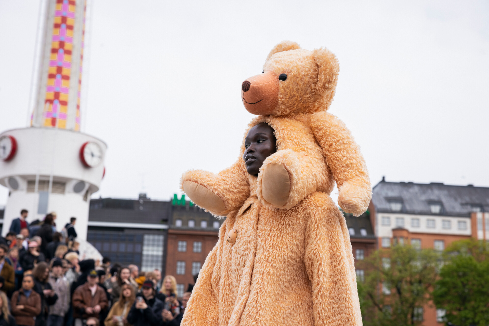 Modell iklädd en design av Venla Elonsalo på Amos Rex SS25-modevisning.