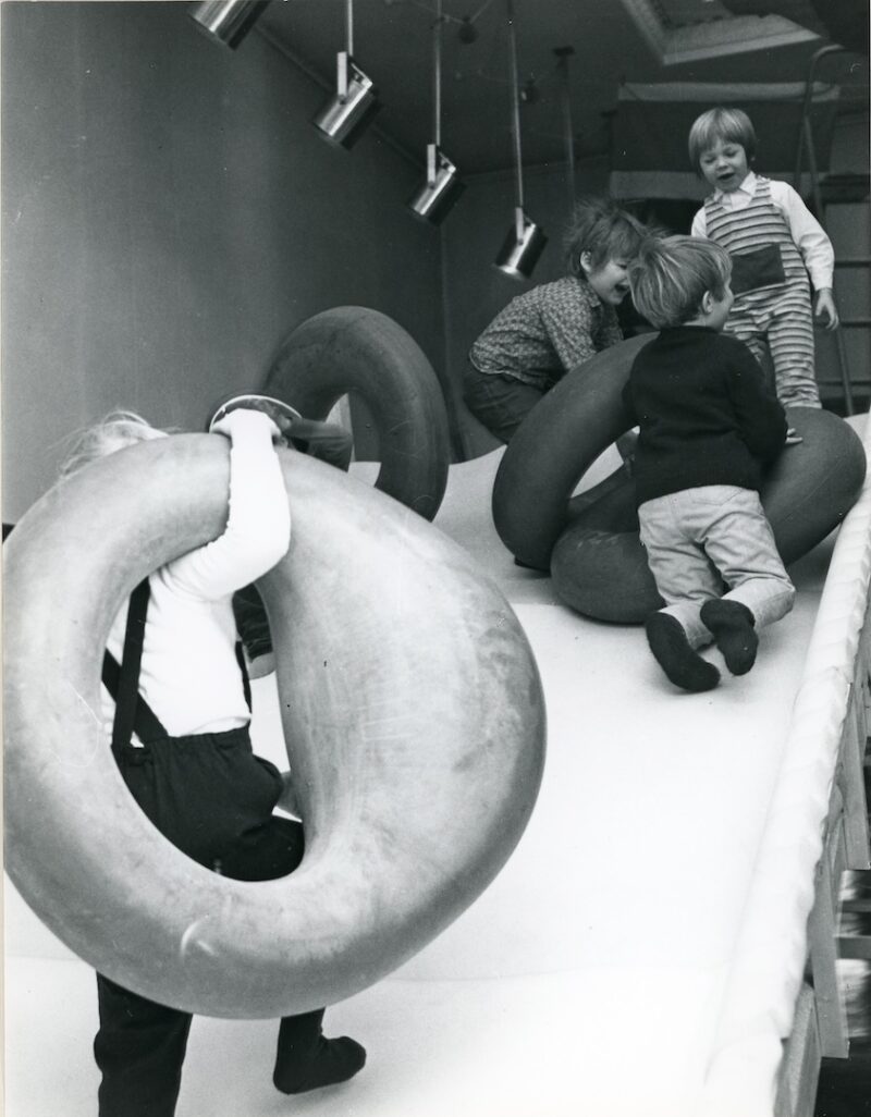Lapsia leikkimässä Amos Andersonin taidemuseon näyttelyssä vuonna 1970.