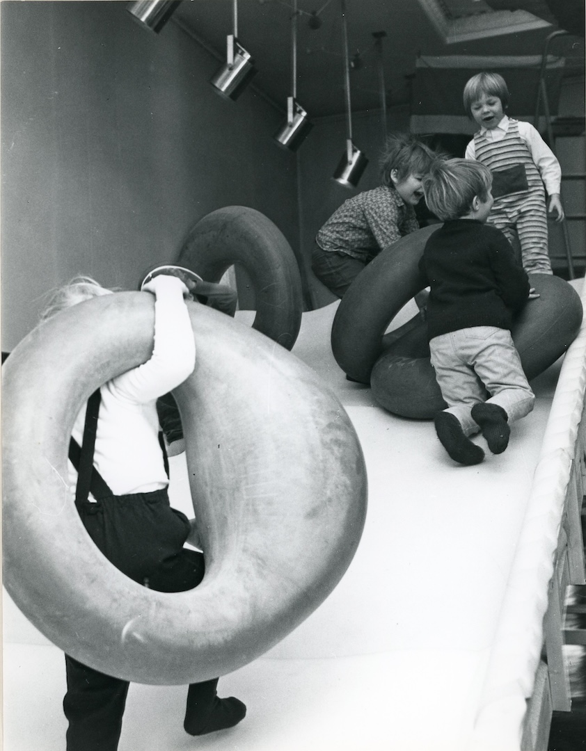 Lapsia leikkimässä Amos Andersonin taidemuseon näyttelyssä vuonna 1970.