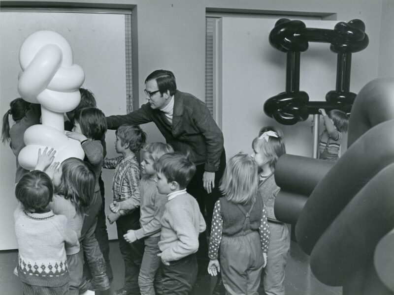 Lapsia Amos Andersonin taidemuseon näyttelyssä 1972.